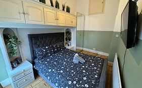 Central And Affordable Flat For 6 People In Zone 1 - 7 Min Walking To Oxford Street - With Breakfast Included